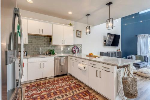 Reno Townhome with Mountain-View Rooftop Deck!