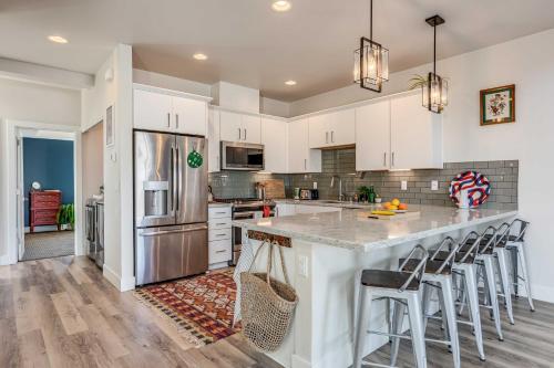 Reno Townhome with Mountain-View Rooftop Deck!