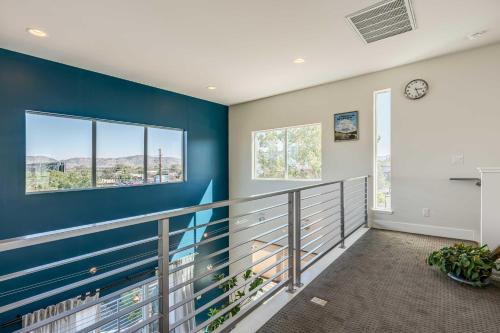 Reno Townhome with Mountain-View Rooftop Deck!