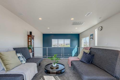 Reno Townhome with Mountain-View Rooftop Deck!