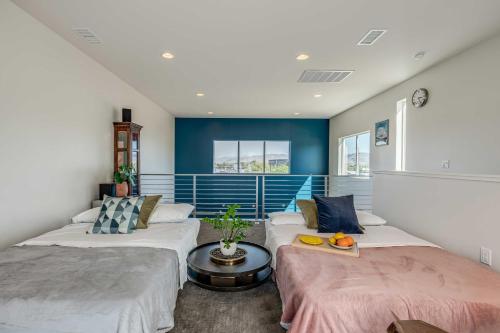 Reno Townhome with Mountain-View Rooftop Deck!