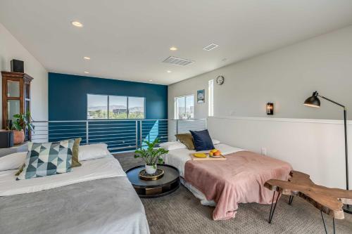 Reno Townhome with Mountain-View Rooftop Deck!