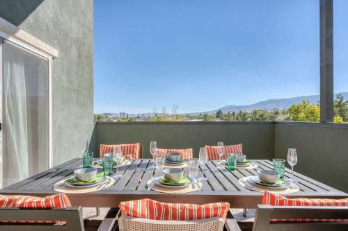 Reno Townhome with Mountain-View Rooftop Deck!