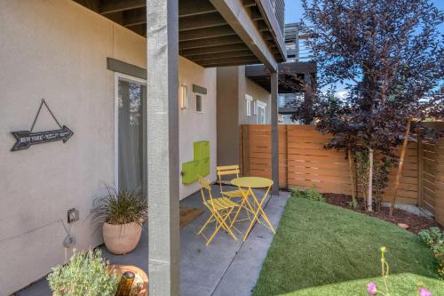 Reno Townhome with Mountain-View Rooftop Deck!