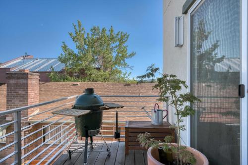 Reno Townhome with Mountain-View Rooftop Deck!