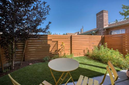 Reno Townhome with Mountain-View Rooftop Deck!