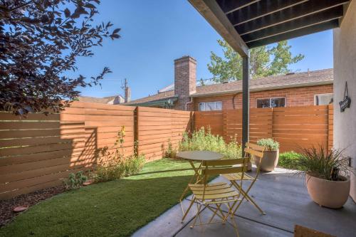 Reno Townhome with Mountain-View Rooftop Deck!