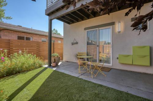 Reno Townhome with Mountain-View Rooftop Deck!