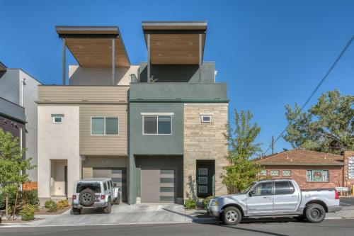 Reno Townhome with Mountain-View Rooftop Deck!