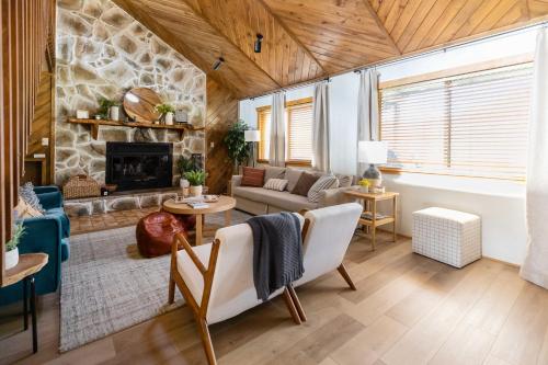 Whispering Hollow Lodge on Greer Main St! in Greer (AZ)