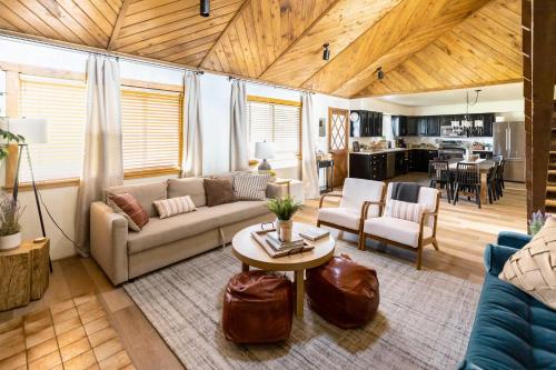 Whispering Hollow Lodge on Greer Main St! - image 13
