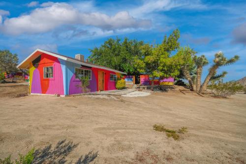 @ Marbella Lane - Rainbow House Glampers Paradise, Joshua Tree