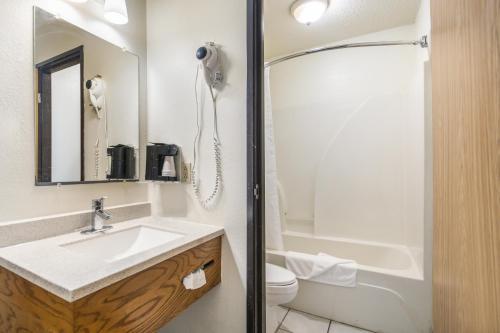 Americas Best Value Inn & Suites Harrisonville - image 6
