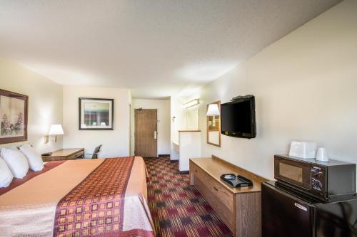 Americas Best Value Inn & Suites Harrisonville - image 9