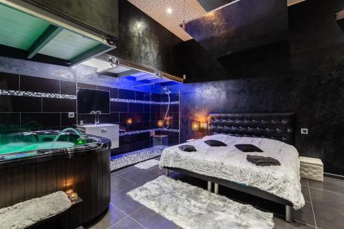 Suite romantique et son Jacuzzi au Vieux Port BOOKING gîte à louer Marseille 02