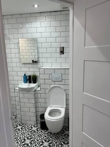 Cheerful 2 Bedroom Homely Apartment, Sleeps 6 Guest Comfy, 3x Double Bed, Parking, Free WiFi, Suitable For Business, Leisure Guest,Glasgow, Glasgow West End, Near City Centre, Glasgow (Foto 10)