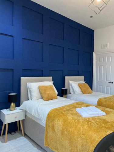 ULTRA LAVISH APARTMENT SLEEPS 4 GUEST COMFY, NETFLIX, 1 x Double Bed , 2 x Single Beds