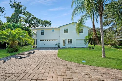 Flamingo Cove! Fun Island Home Sleeps 10 Dog Friendly Turquoise Kitchen Electric BBQ! - main image