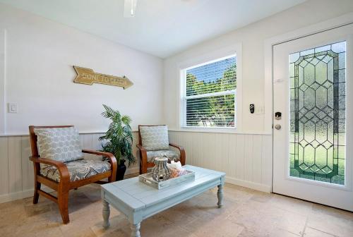 Flamingo Cove! Fun Island Home Sleeps 10 Dog Friendly Turquoise Kitchen Electric BBQ! - image 5