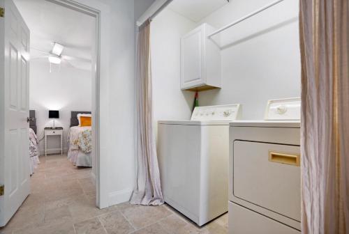 Flamingo Cove! Fun Island Home Sleeps 10 Dog Friendly Turquoise Kitchen Electric BBQ! - image 7