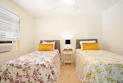 Flamingo Cove! Fun Island Home Sleeps 10 Dog Friendly Turquoise Kitchen Electric BBQ! - image 9