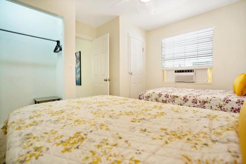 Flamingo Cove! Fun Island Home Sleeps 10 Dog Friendly Turquoise Kitchen Electric BBQ! - image 10