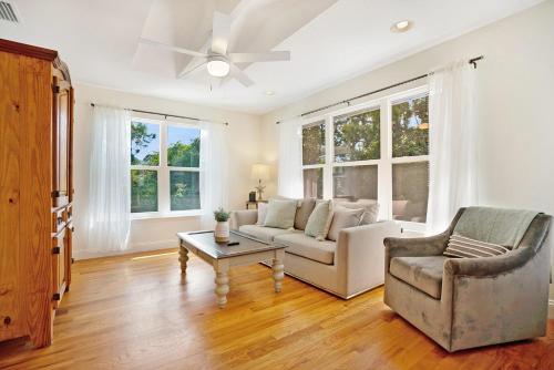 Flamingo Cove! Fun Island Home Sleeps 10 Dog Friendly Turquoise Kitchen Electric BBQ! - image 12