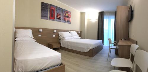 1 queen bed, 1 twin bed