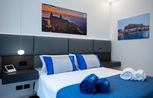 Deluxe King Room image 7