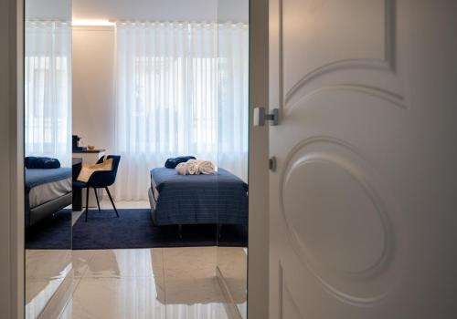 Deluxe King Room image 6