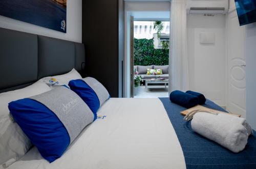 Deluxe Room image 9