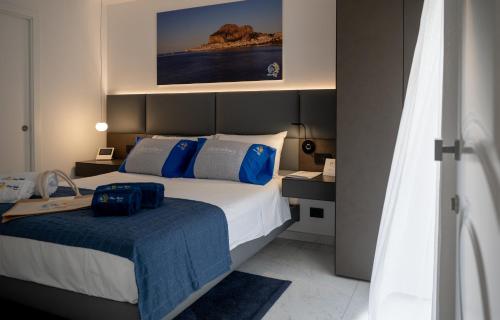 Deluxe Room image 10