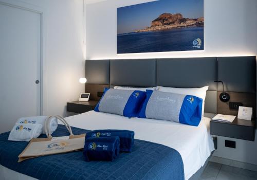 Deluxe Room image 7