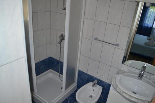 Two-Bedroom Apartment with Balcony and Sea View image 3