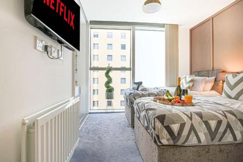 Luxury Central Hub Apartment with Balcony, Smart TV and Free Parking by Yoko Property