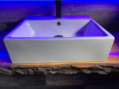 BREEZE SUITES - LUXURY GROUP ACCOM - SLEEPS 19