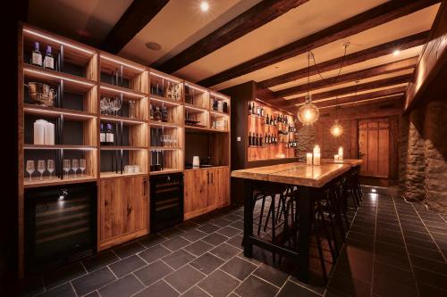 Nhà hàng, 5th Floor Basic Rooms - shared bathrooms in Interlaken