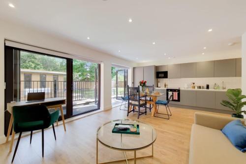 Stunning Ealing Common Apartment