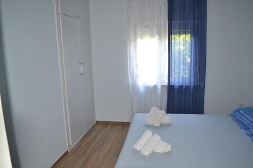 Two-Bedroom Apartment with Balcony and Sea View image 5