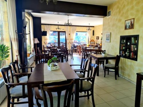 Family Hotel Bela - image 12