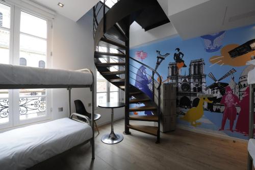 The 3 Ducks Eiffel Tower by Hiphophostels Room Type - Bed in 6-Bed Mixed Dormitory Room