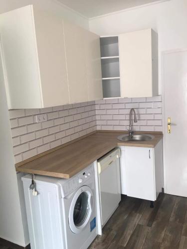 Kitchen, Cuki Apartmanok in Dombovar