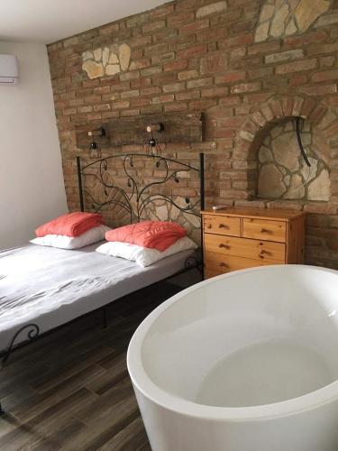 Guestroom, Cuki Apartmanok in Dombovar