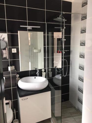 Bathroom, Cuki Apartmanok in Dombovar