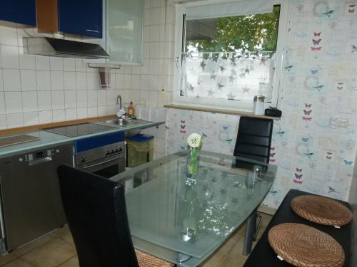 Cosy 3 Zimmer Whg incl großer Wohnkuche, Smart TV, WLAN, Eutelsat & Astra Satelliten TV, viele Parkp in 美茵河畔富樂紳
