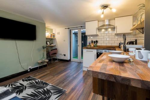 Modern 1-bed Central Apartment with Outside Space gîte à louer radisson blu