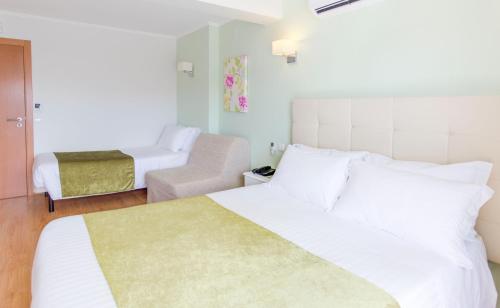 1 double bed, 1 twin bed