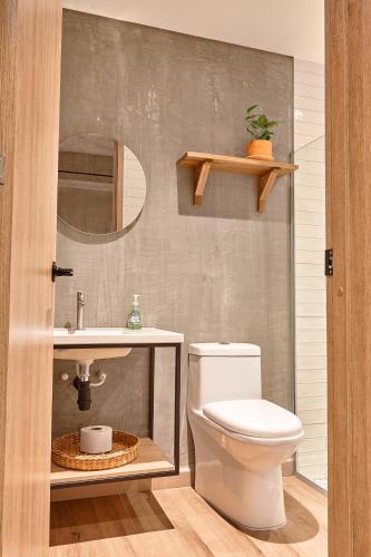 One-Bedroom Deluxe Apartment image 9