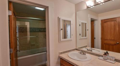 2 Br Residence With Huge Sectional Couch Condo - image 6