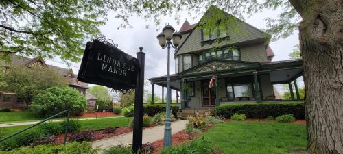 Linda Sue Manor